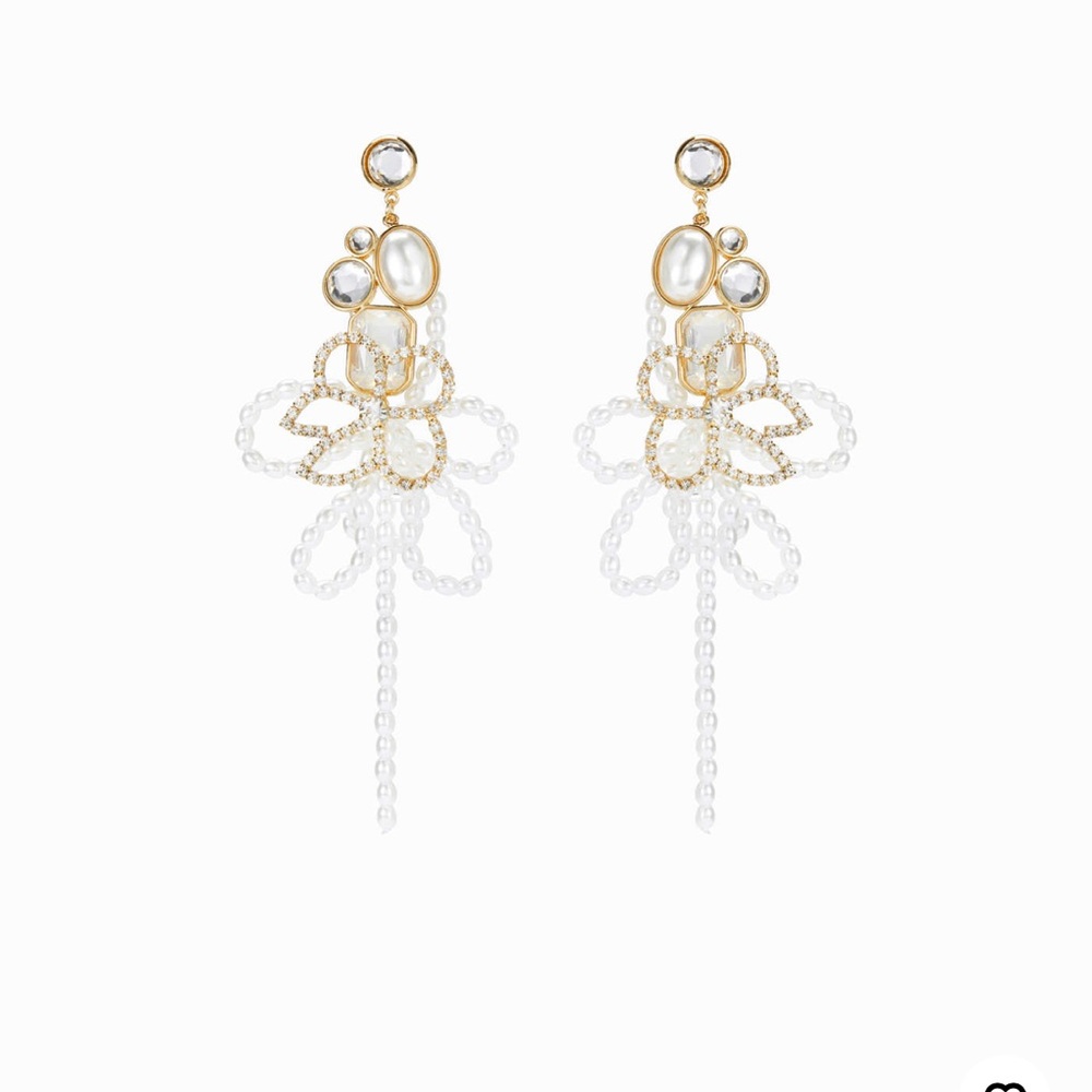 Elegant Gold and White Pearl Earrings